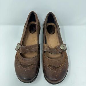 Clarks Artisan Women’s size  7.5 M Brown Leather Mary Jane  Flats Comfort Shoes